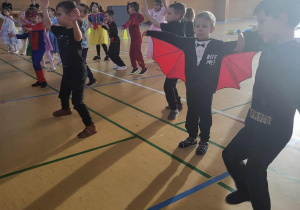 dzieci naśladują ruchy pani prowadzącej