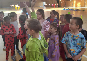 dzieci stoja w grupie