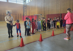 przedszkolaki słuchają pani