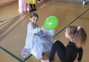 dziewczynki tańczą z balonem