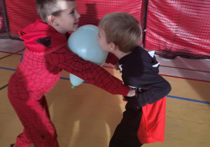 chłopcy tańczą z balonem