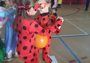 dziewczynki tańczą z balonem