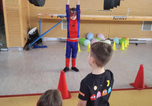 chłopiec podnosi sztangę