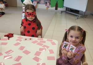 dziewczynki grają w memory