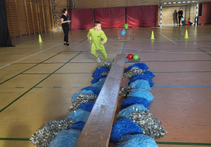 chłopiec pokonuje tor przeszkód