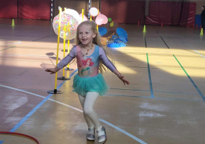 dziewczynka pokonuje tor przeszkód