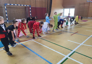 przedszkolaki tańczą przy muzyce