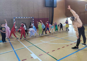 dzieci robią skłony