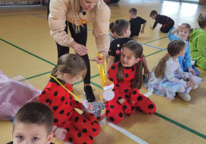 pani Marta wręcza dzieciom medale