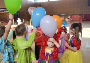 dzieci trzymają balony