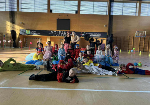 pamiątkowe zdjęcie na hali sportowej