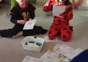 chłopiec z dziewczynka liczą piernikowe serca