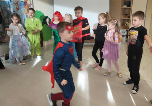 dzieci tańczą przy muzyce