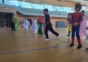 przedszkolaki wykonują odpowiednie ruchy podczas rozgrzewki