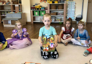 chłopiec pokazuje obrazek