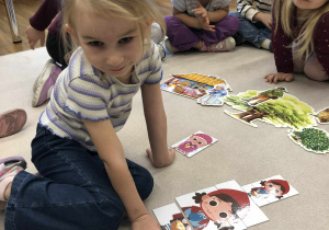 dziewczynka układa puzzle