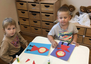 dzieci wykonuja pracę plastyczna