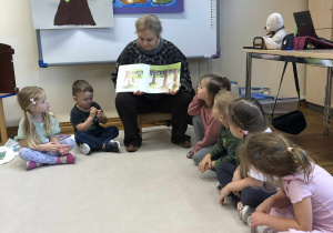 Pani Kasia czyta dzieciom po angielsku