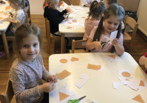 dzieci wycinaja papierowe pierniczki