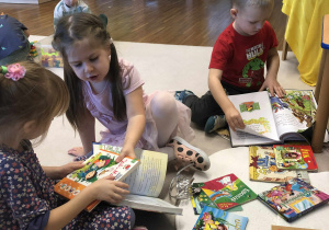 dzieci oglądają książki