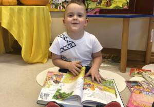 chłopiec ogląda książki