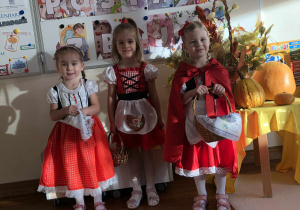 dziewczynki w strojach czerwonego kapturka