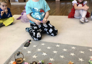 chłopiec ogląda atrybuty z bajek