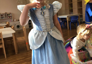 dziewczynka w stroju księżniczki