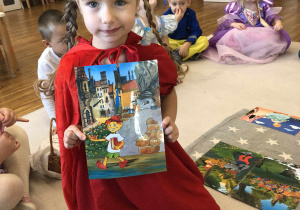 dziewczynka pokazuje obrazek