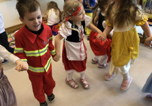 dzieci tańczą w kole