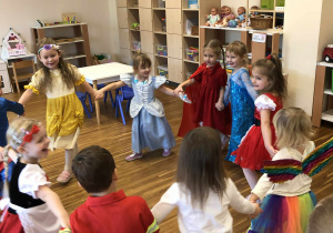 dzieci tańczą w kole