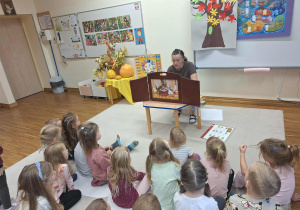 pani przedstawia dzieciom teatrzyk