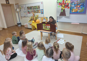 pani przedstawia dzieciom teatrzyk