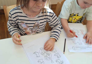 dzieci robią kartę pracy