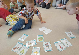 dzieci odgadują zagadki