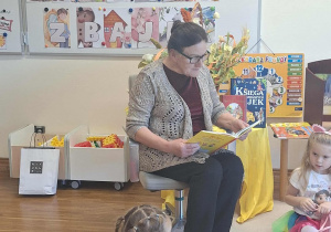 pani czyta dzieciom bajkę