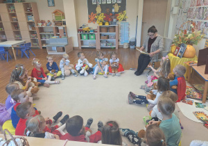pani czyta dzieciom bajkę