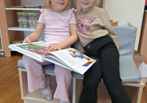 dziewczynki oglądają ksiżki