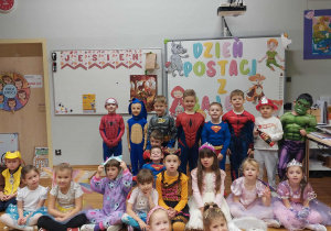 Cała grupa pozuje do zdjęcia