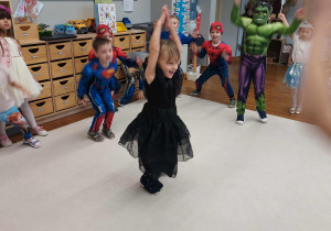 Zuzia pokazuje figurę taneczną