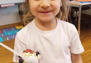 Basia z deserkiem urodzinowym