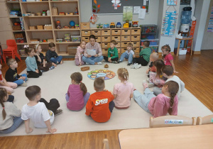 Dzieci podczas zajęć z panią Sylwią