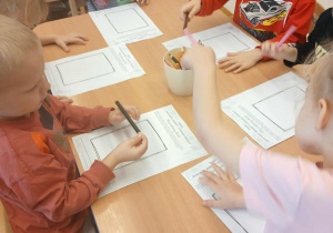 Dzieci wykonują prace