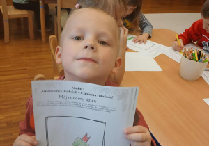 Chłopiec prezentuje swoją pracę