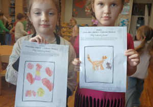 Dziewczynki ze swoimi pracami