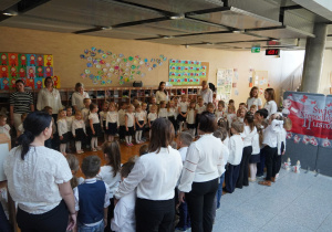 Wspolne śpiewanie hymnu