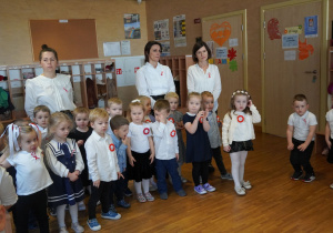 Maluszki śpiewają hymn