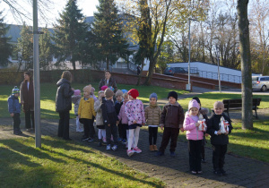 Dzieci idą pod pomnik