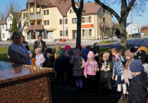 Przedszkolaki pod pomnikiem