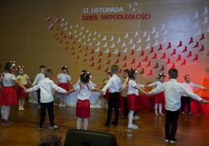 Dzieci tańczą w kołach